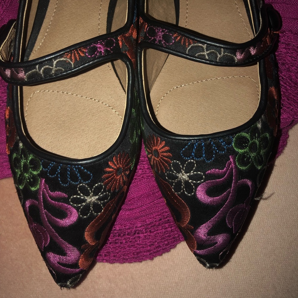 Tahari Park Black embroidered pointy flats 7 1/2 M